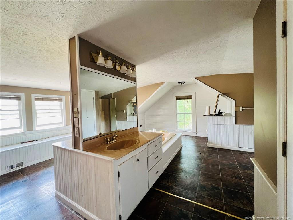 208 S Bond Street Property Photo 23