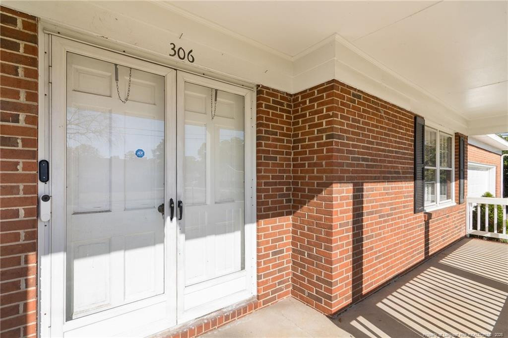 306 W 33rd Street W Property Photo 8