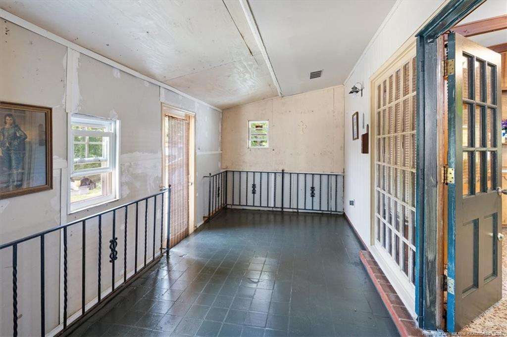 1946 Forest Hills Drive Property Photo 18