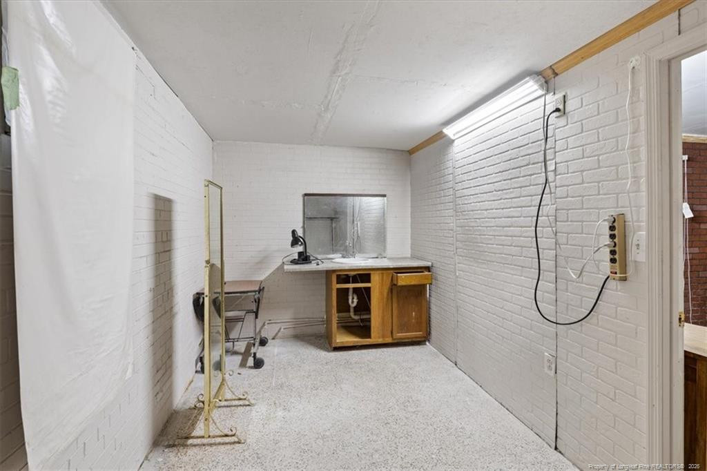 1946 Forest Hills Drive Property Photo 36