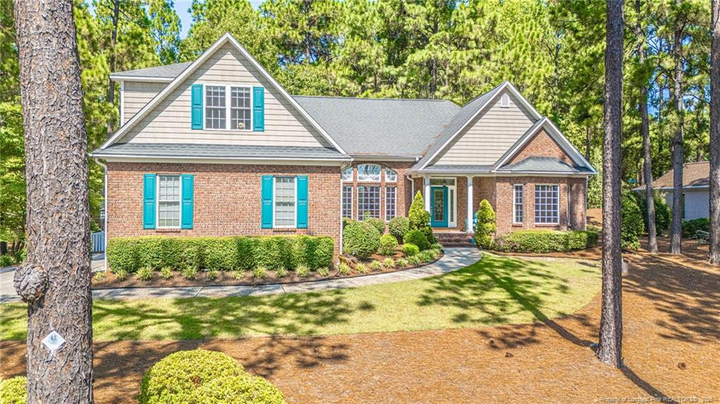 725 Lake Forest Drive E Property Photo 2