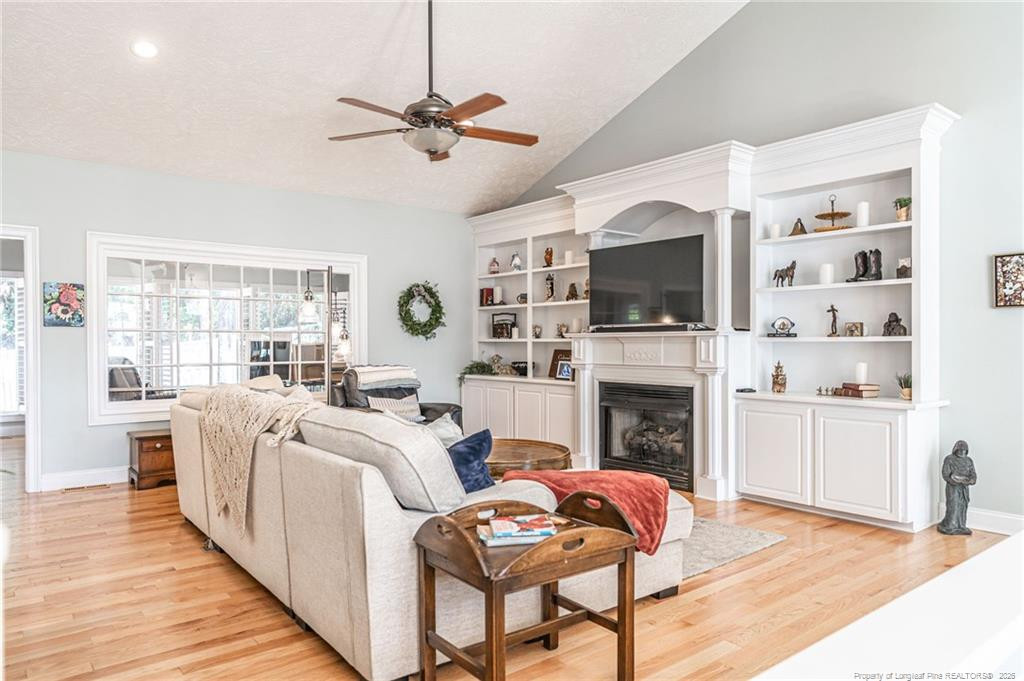 725 Lake Forest Drive E Property Photo 9