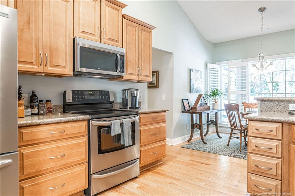 725 Lake Forest Drive E Property Photo 14