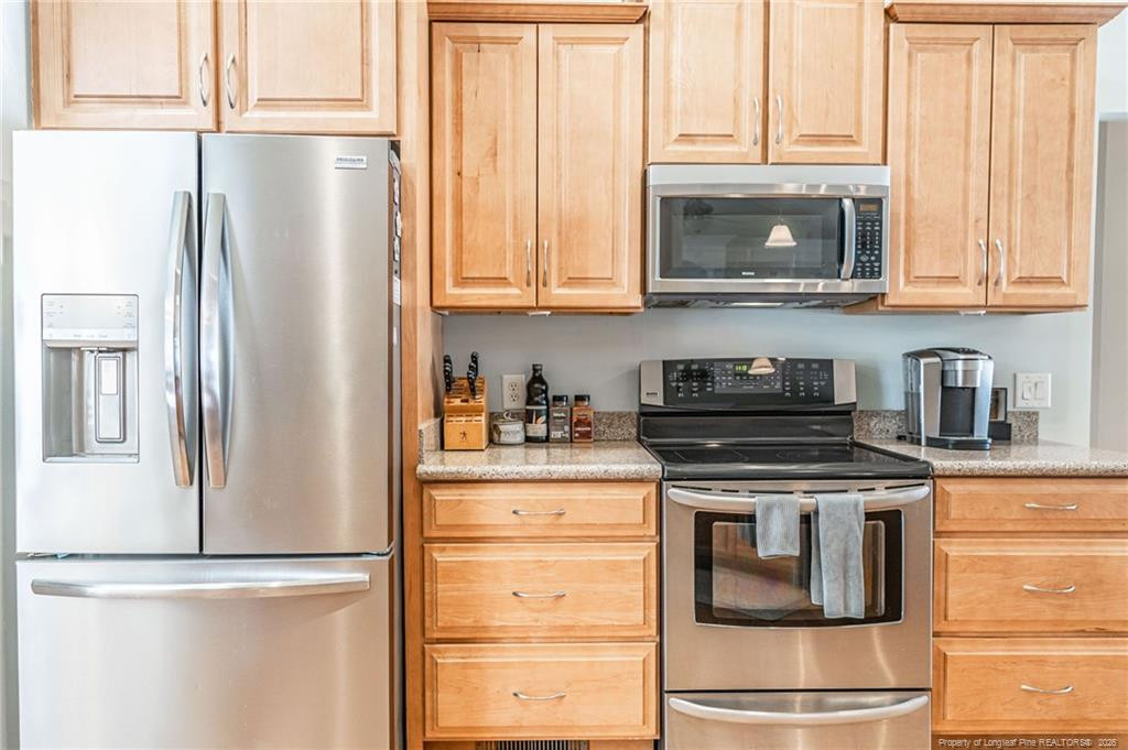 725 Lake Forest Drive E Property Photo 15