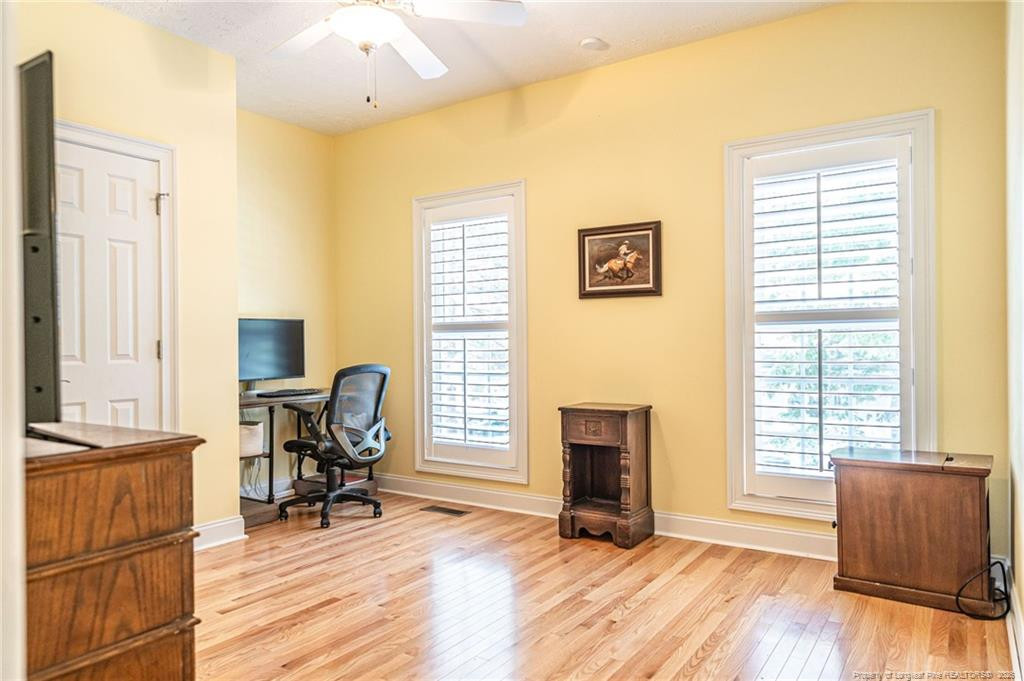 725 Lake Forest Drive E Property Photo 27