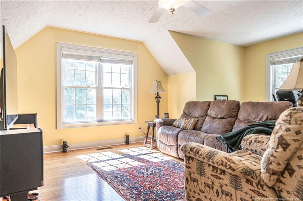 725 Lake Forest Drive E Property Photo 33