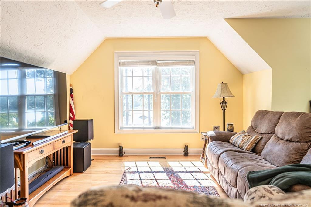 725 Lake Forest Drive E Property Photo 34
