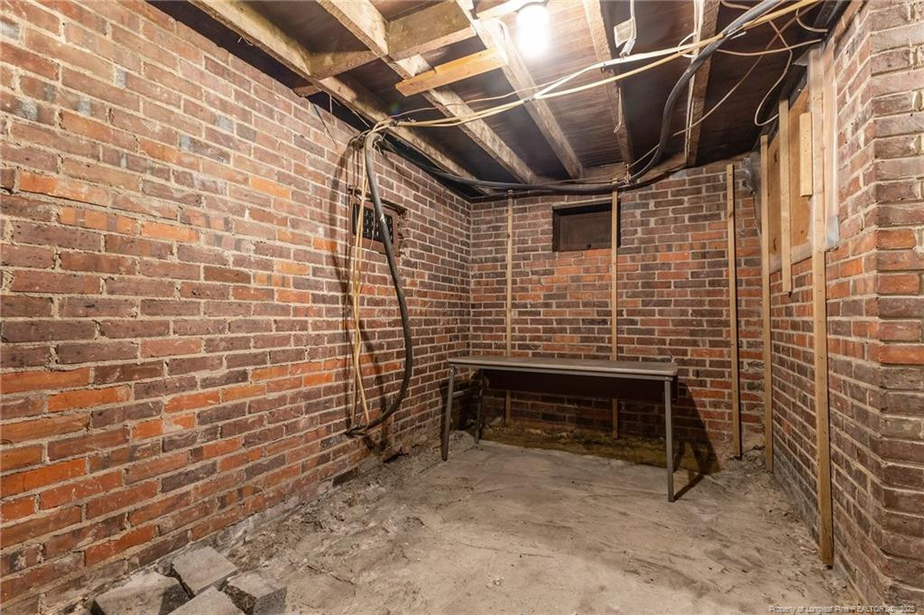 905 Clarendon Street Property Photo 32