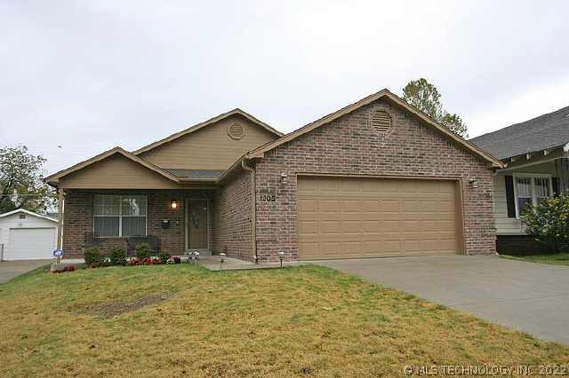 1305 E Bryan Avenue Property Photo 1