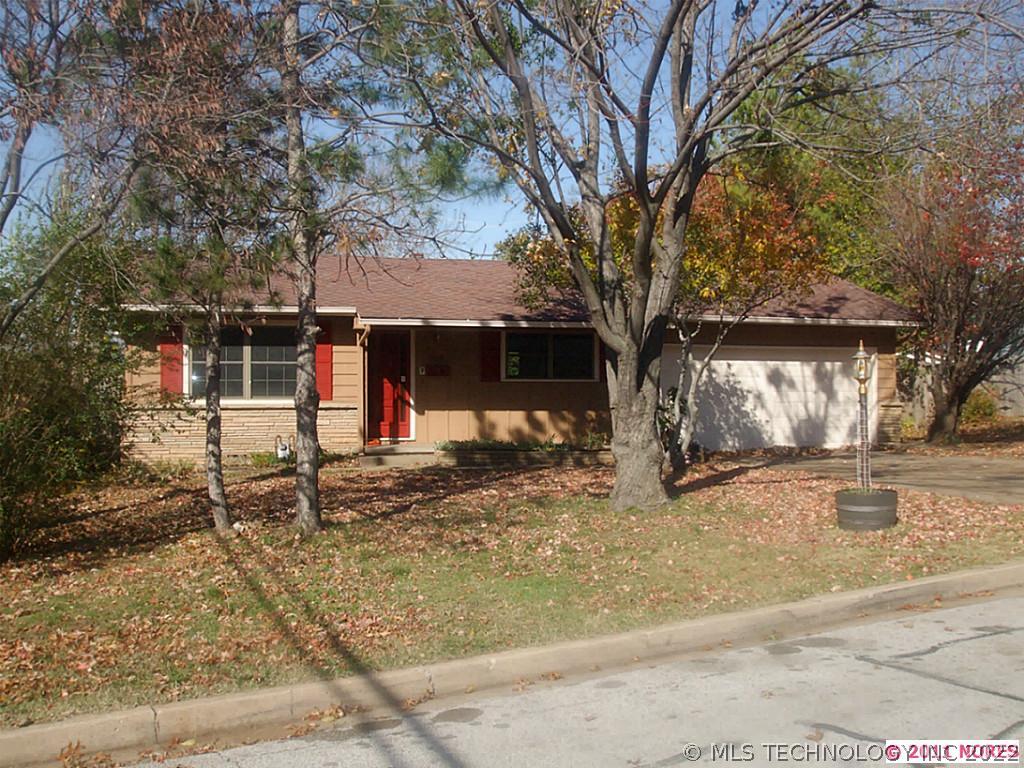 1104 N Highland Drive Property Photo 1