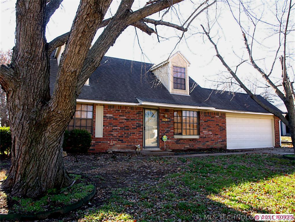 225 W Waco Street Property Photo 1