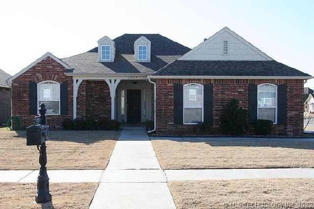 1717 W Vicksburg Street Property Photo 1