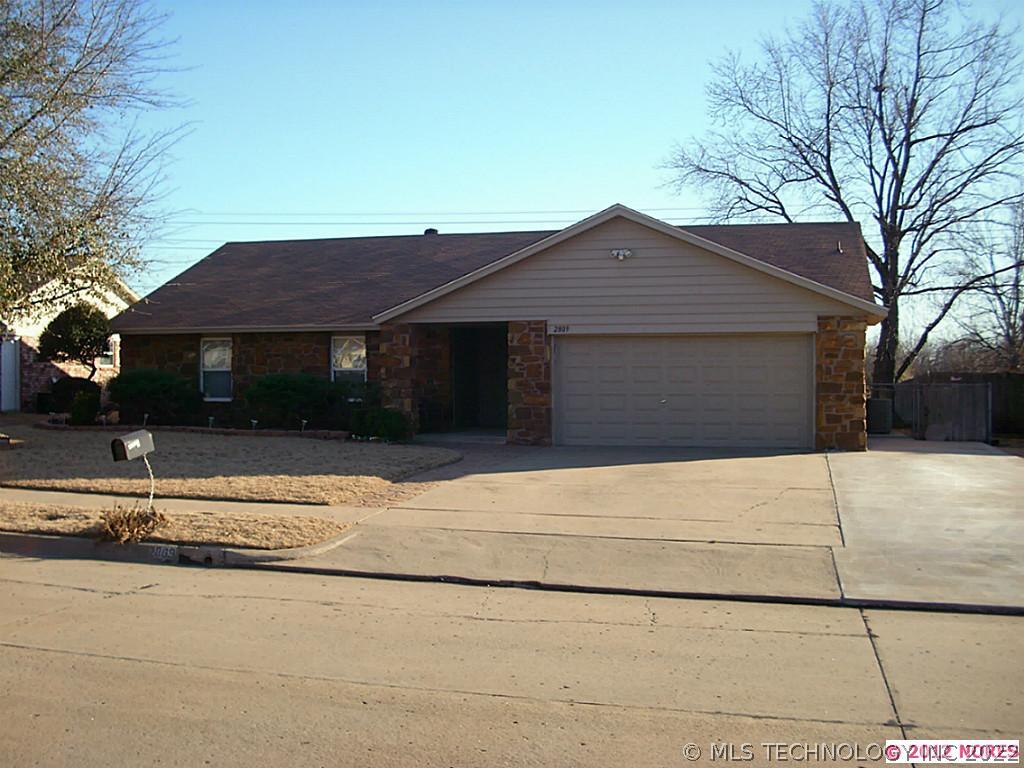 2809 E Oakridge Street Property Photo 1
