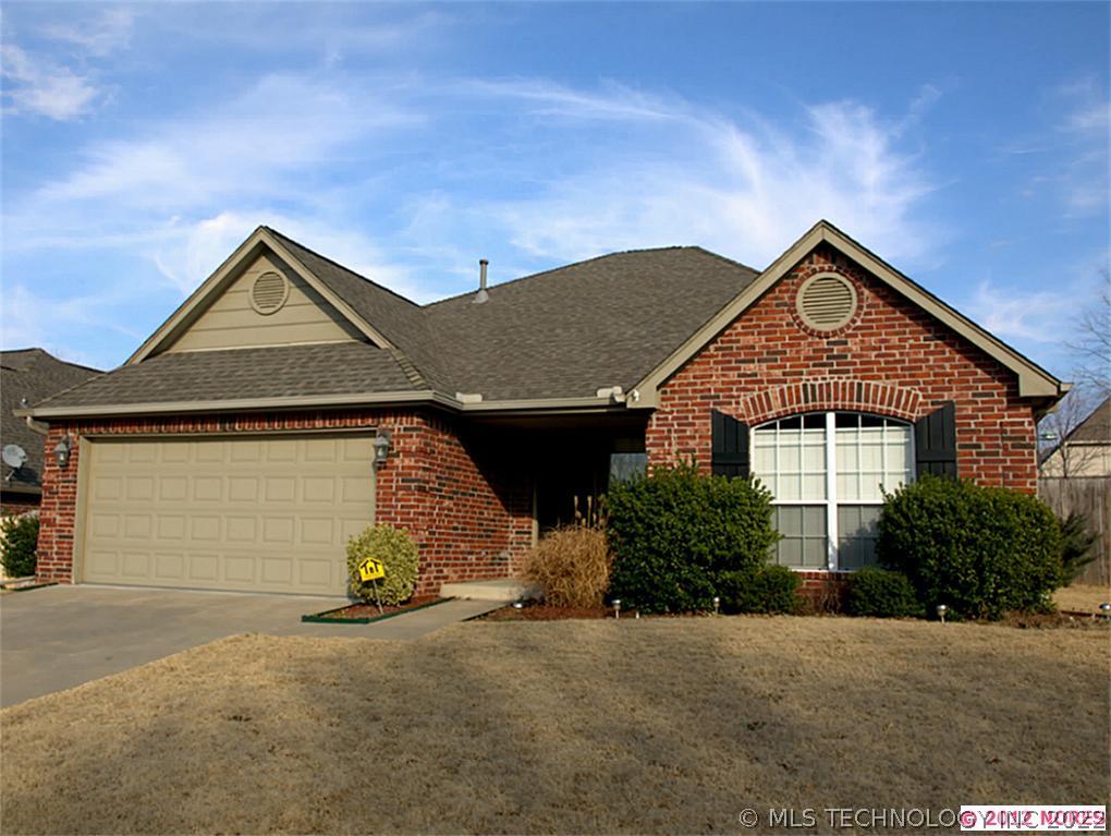 2421 S Umbrella Avenue Property Photo 1