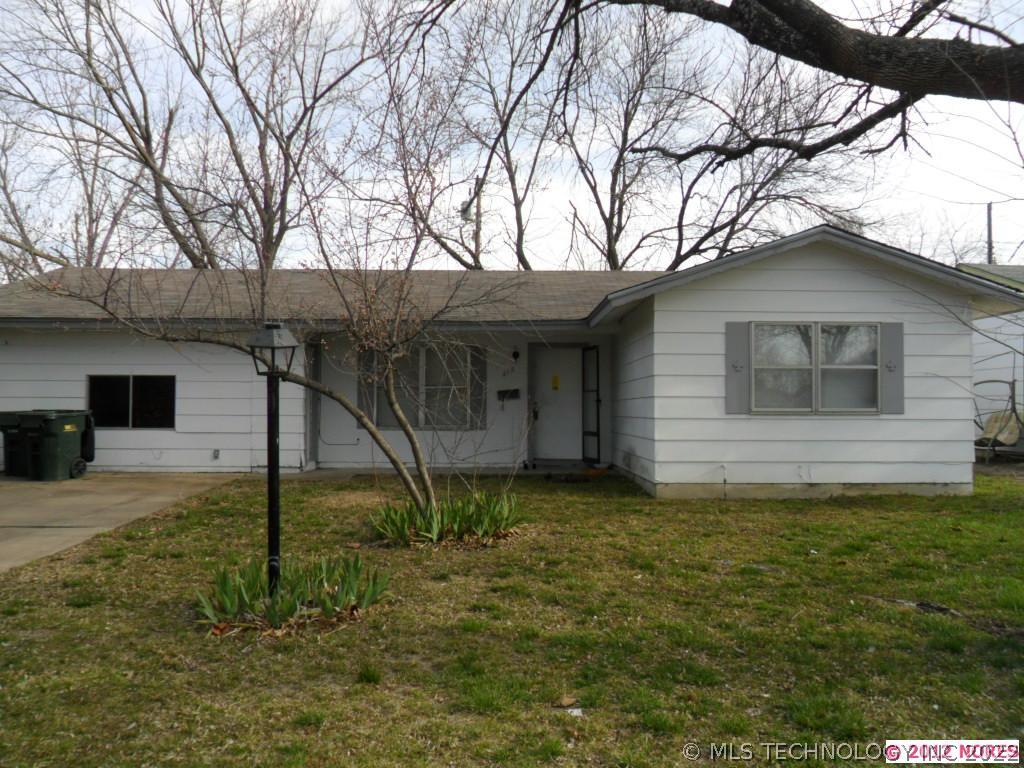 215 W Newburg Avenue Property Photo 1