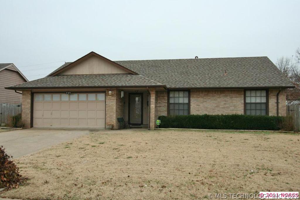 223 W Utica Place Property Photo 1