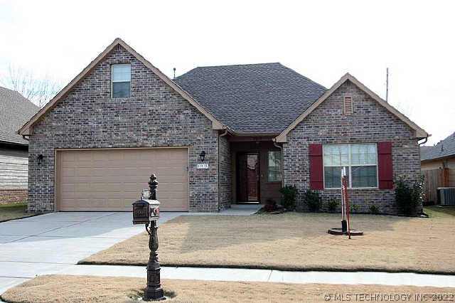 1915 W Canton Place Property Photo 1