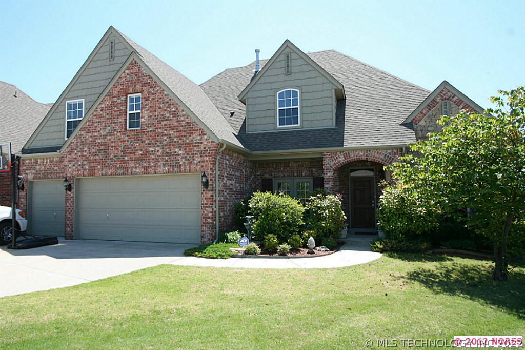 3112 N Elm Place Property Photo 1