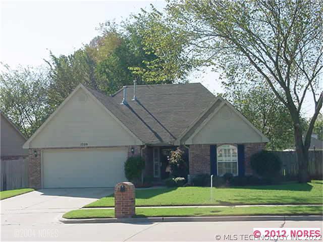 1709 W Broadway Street Property Photo 1