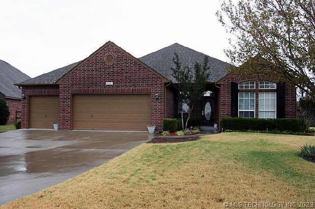 4201 N Maple Avenue Property Photo 1