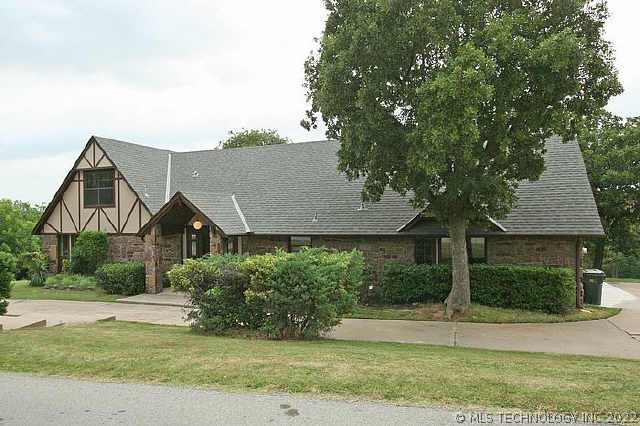 2223 Surrey Lane Property Photo 1