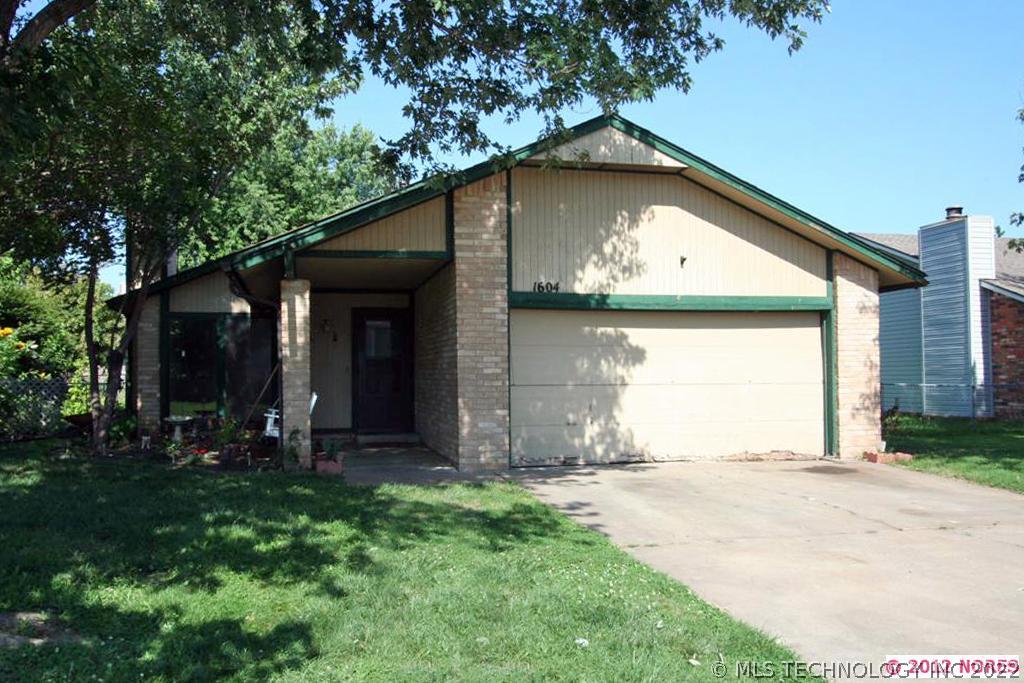 1604 N 26th Place Property Photo 1