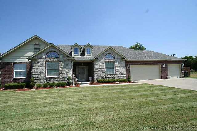 733 E 38th Street North Property Photo 1