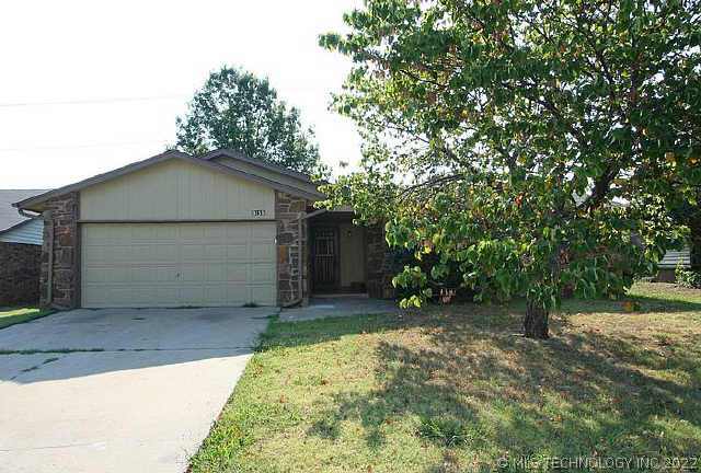 3115 S Maple Place Property Photo 1
