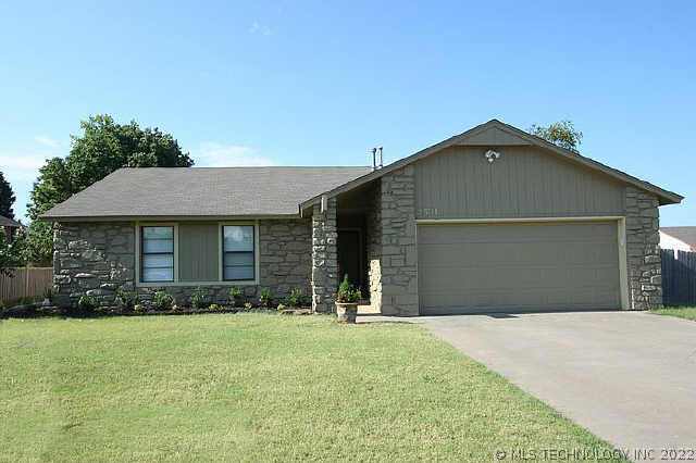 2501 E Queens Street Property Photo 1