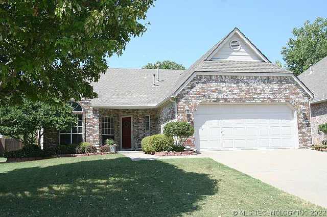 1328 N Willow Avenue Property Photo 1