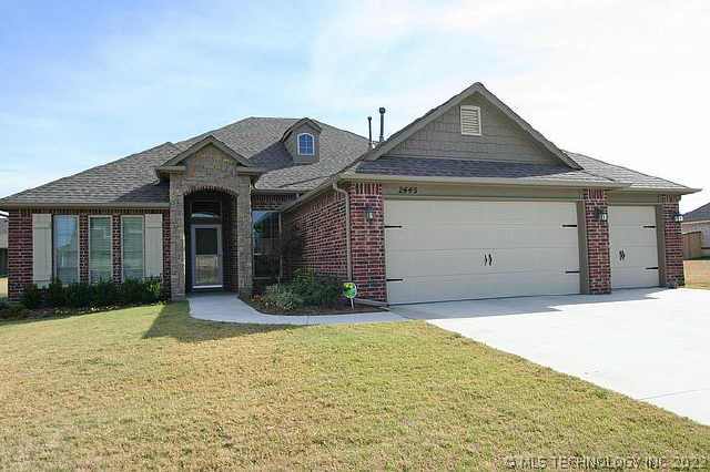 2445 S Oak Avenue Property Photo 1