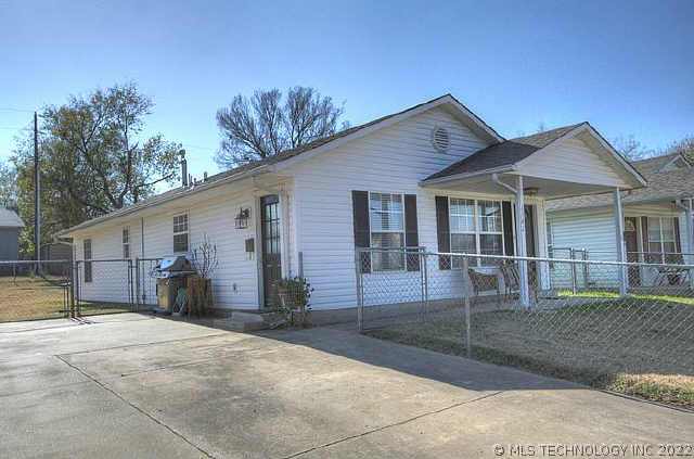 1142 E Perkins Avenue Property Photo 1