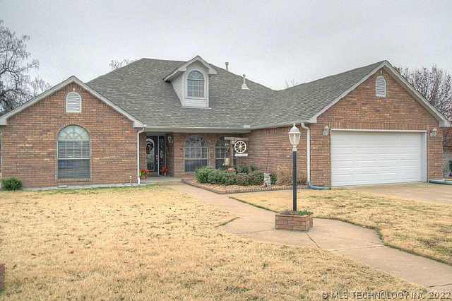 910 E Hastain Avenue Property Photo 1