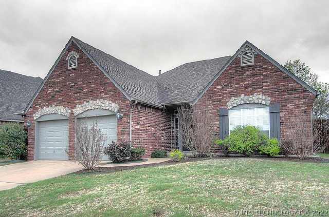 2449 S Willow Avenue Property Photo 1