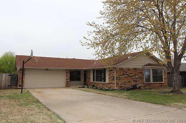 5105 S Maple Avenue Property Photo 1
