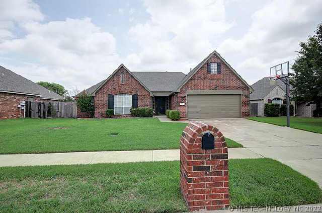9921 N 120 East Avenue Property Photo 1