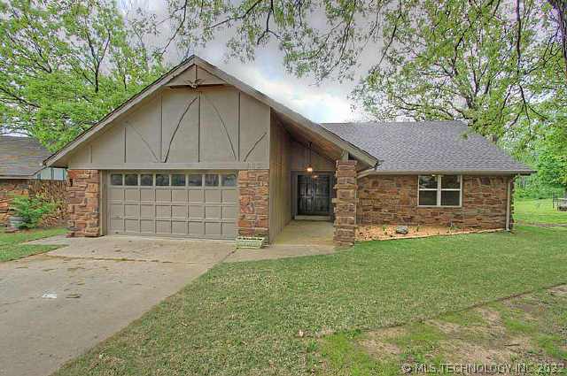 402 W 32nd Place Property Photo 1