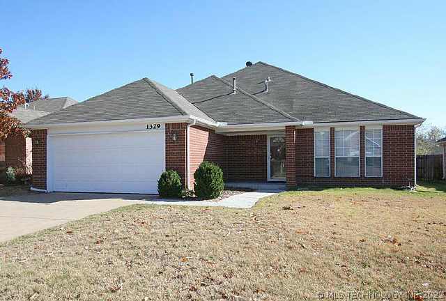 1329 N Willow Avenue Property Photo 1