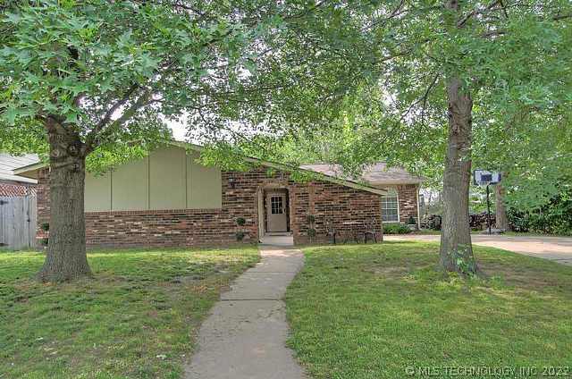 1245 W Louisville Street Property Photo 1