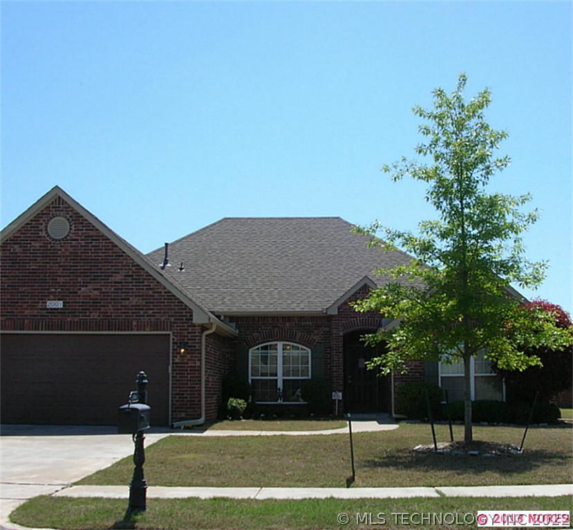 2001 W Woodbury Street Property Photo 1