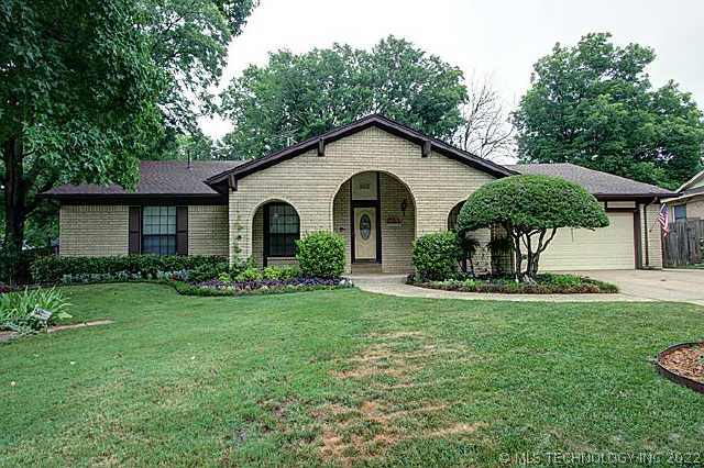 8217 S Richmond Avenue Property Photo 1