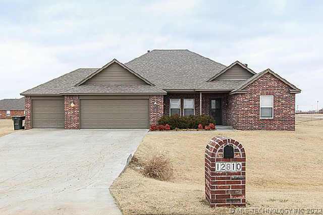 12810 N 39th Place Property Photo 1
