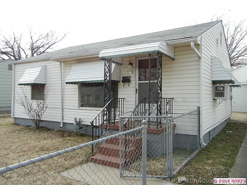 1218 N Oswego Avenue Property Photo 1