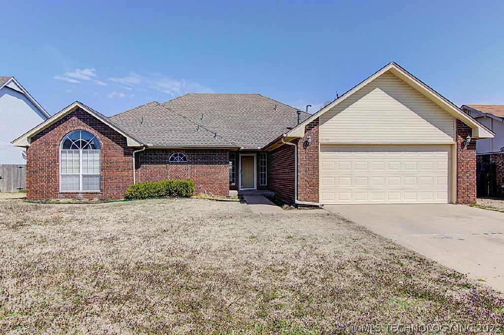 1120 E Dover Place Property Photo 1