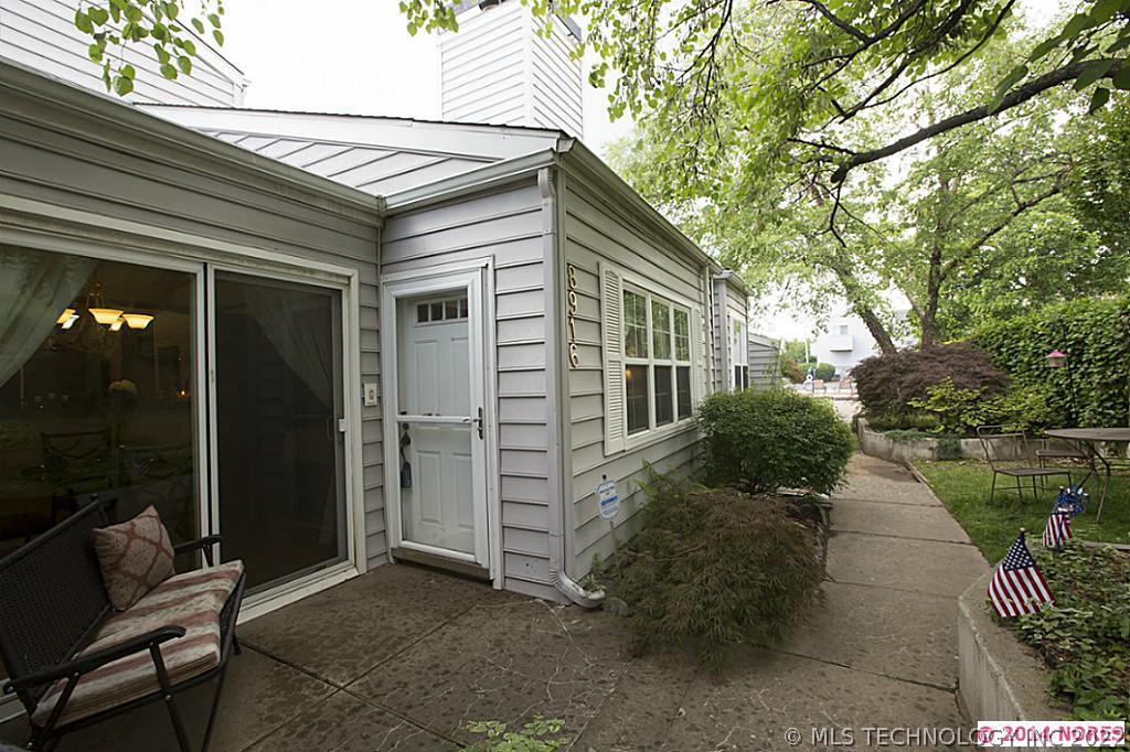 8916 S Oxford Avenue 203 Property Photo 1