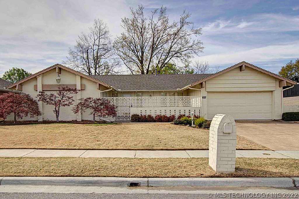 6902 E 48th Street Property Photo 1
