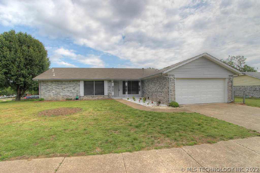 2003 S Bixby Street Property Photo 1