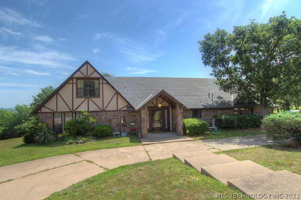 2223 Surrey Lane Property Photo 1