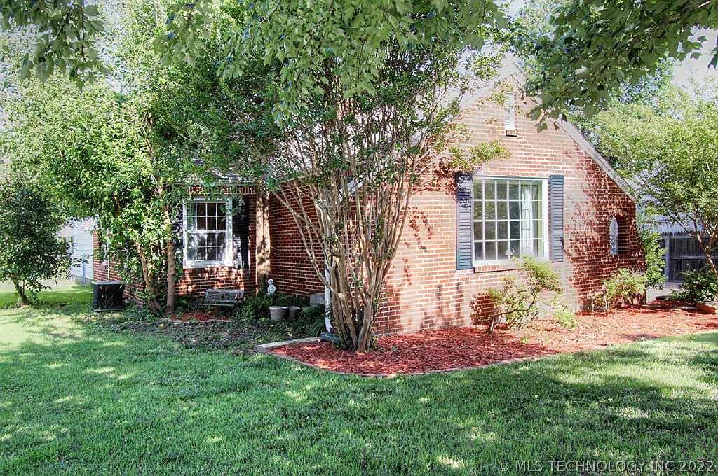 1228 S Oswego Avenue Property Photo 1