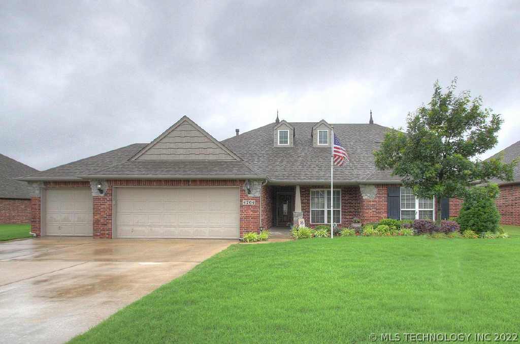 4704 N Poplar Avenue Property Photo 1